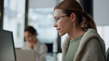 Kadın müteahhit kodları kontrol ediyor. Odaklanmış yazılım mühendisi bilgisayar arayarak sorunu çözüyor. Düşünceli yönetici başlangıç uygulaması javascript analiz. Siber güvenlik uzmanı konsepti