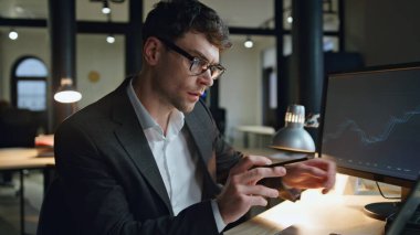 Finans komisyoncusu geç saatlere kadar lamba ışığında çalışıyor. Ciddi bir işadamı internetten bilgisayar borsası verilerini kontrol ediyor. Başarılı adam Forx analisti cep telefonu satış stratejisini kullanıyor. Meşgul yatırım yöneticisi