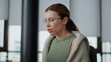 Gergin yönetici problem çözümünü yakın plan düşünüyor. Hüsrana uğramış kadın ofiste ekranda görünüyor. Endişeli yazılım geliştiricisi html hata test kodu sorununu kontrol ediyor. Başlangıçta mühendislik kodlayıcısı çalışıyor.