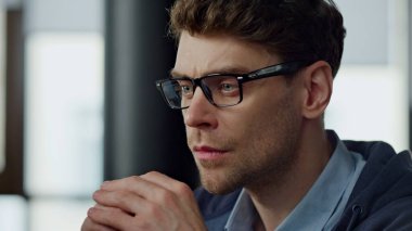 Finansal raporları analiz eden ciddi bir adam. Ofisteki pazarlama istatistiklerini kontrol eden odaklanmış proje yöneticisi. Profesyonel serbest çalışan bilgisayar ekranı arama problemi çözümü.