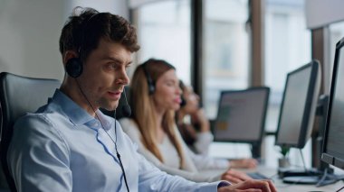 Stresli çağrı merkezi çalışanı kulaklığı kapatıyor. Sinirli adam uzman, ofisinde bir müşteriye danışıyor. Yardım hattında motivasyonsuz sıkılmış profesyonel destek. Kişi operatörü konuşma konsepti