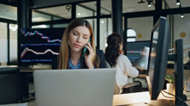 Gülümseyen iş kadını iş yerinden müşteriyi arıyor. Borsa satış stratejisini tartışan profesyonel broker konuşmalarıyla meşgul. Akşamları dost canlısı bir finans müdürü. Eski ticaret uzmanı..