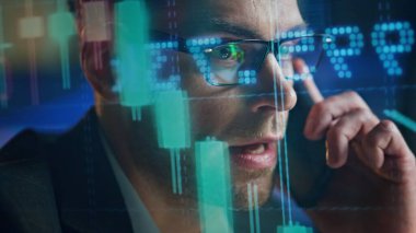 Finans müdürü, kapalı çekimde akıllı telefondan bahsediyor. Borsa stratejisini tartışmakla meşguldüm. Odaklanmış ön x analisti ekonomik istatistikleri kontrol eden bir istemciye danışıyor