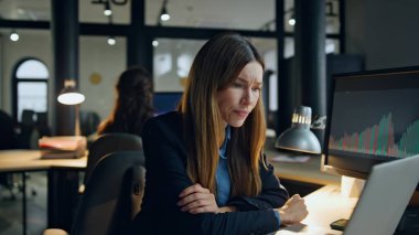 Sinirli finans müdürü akşam ofisindeki bilgisayara benziyor. Hüsrana uğramış kadın borsa satış projesini geç kontrol ediyor. İstatistikleri analiz eden üzgün iş kadını. Mutsuz geç kalma uzmanı