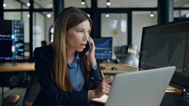 Yatırım yöneticisi ofiste cep telefonundan konuşur. Profesyonel finans analisti. İş kadını. Müşteri danışmanı. Fazla mesai yapan kendine güvenen kripto uzmanı borsayı tartışıyor.