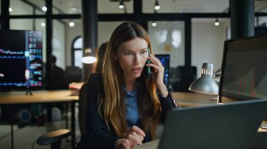 Market müdürü akşam ofisinde arama yapıyor. Üzgün borsa simsarı kadın cep telefonundan kötü haberler alıyor. Hüsrana uğramış üzgün iş kadını çalışanı başarısız satış anlaşmasını tartışıyor. Stresli iş kavramı.