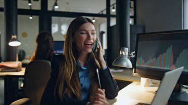 Akşam müdürü iş yerinde hücrede konuşuyor. Arkadaş canlısı Forx çalışanı, ofiste borsa stratejisini tartışan müvekkil hakkında konuşuyor. Gülümseyen iş kadını telefonda cep telefonu planlama projesiyle meşgul..