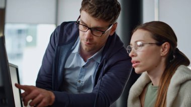 Ofis amiri, stajyer antrenörlük, yakın çekim. Odaklanmış meslektaşlar çevrimiçi satış raporlarını analiz eder. Yazılım kodlarını birlikte kontrol etmek için çalışan kadın. Liderlik iletişim konsepti