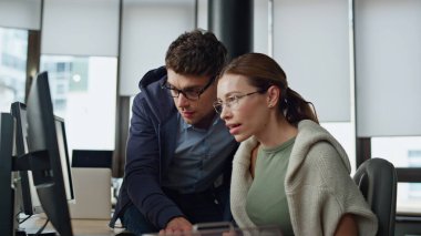 İş yerinde iş arkadaşına yardım eden bir yönetici. Arkadaş canlısı mühendis danışman stajyer hatalara yardım ediyor. Gülümseyen kadın programcı ofiste kod tartışmasını kontrol ediyor. Neşeli yöneticiler verileri analiz eder