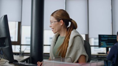 Girişimci şirketinde mutlu yazıcı bilgisayarı. Gülümseyen kadın kodlayıcı ofiste yazılım yaratıyor. Joy it yönetici uzman programlama kontrol kodu. Güvenilir veri merkezi profesyoneli