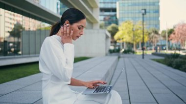 Çekici yazar dizüstü bilgisayarı kentteki bankta oturuyor. Zarif beyaz takım elbiseli güzel bir iş kadını, açık havada kablosuz kulaklıkla telefona cevap veriyor. Sokakta uzaktan çalışan serbest çalışan biri..