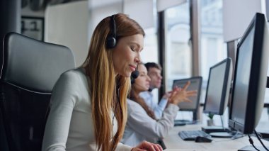 Ofisteki müşteriye yardım eden güzel bir operatör. Profesyonel satış müdürü kulaklıkla müşteri konuşuyor. Yoğun kadın asistanı çağrı merkezi daktilo bilgisayarı. Teknik servis ajanı çevrimiçi danışma