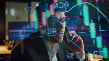 Başarılı komisyoncu hedeflenen satış verilerinde cep telefonuyla konuşur. Meşgul bir adam yatırım borsasında konuşan bir cep telefonu alımında müşteriye danışıyor. Ticaret müdürü uzmanı geç saatlere kadar iş tartışıyor..