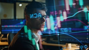 Yatırım müdürü, borsa verilerini satış hologramında kontrol etsin. Karanlık ofisteki kurumsal finansal stratejiyi incelemekle meşgul bir borsacı. Düşünceli başarılı tüccar kar yatırımı planlıyor..