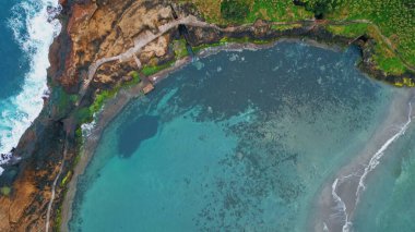 Mavi göl suyu tepeleri yıkıyor bitki örtüsü manzaralı insansız hava aracı manzarası. Sakin turkuaz okyanuslu pitoresk tropikal doğa. Yeşil mangrov ormanlarıyla kaplı egzotik cennet adası.