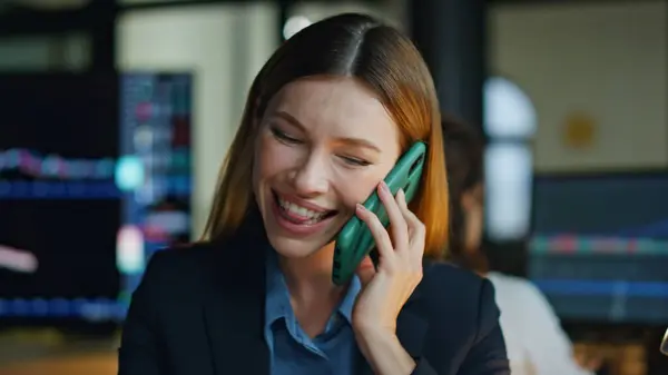 Sonriente Empresario Hablando Teléfono Inteligente Primer Plano Oficina Trabajador Feliz —  Fotos de Stock