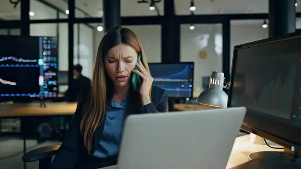 Operador Bolsa Trabajo Oficina Terminando Llamada Telefónica Mujer Pensativa Analizar —  Fotos de Stock