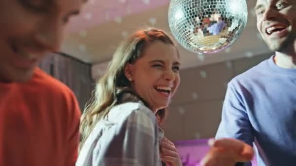 Gülen Arkadaşlar Disko Topunun Altında Dans Ediyorlar Yakın Çekim Heyecanlı — Stok video
