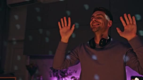 Feliz Bailando Fiesta Disco Con Auriculares Inalámbricos Cuello Cerca Hombre — Vídeos de Stock