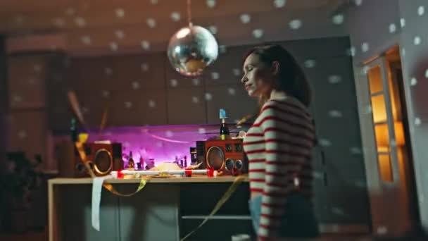 아파트에서 Carefree 디스코 진정한 음악을 편안한 매력적인 방에서 즐기는 — 비디오