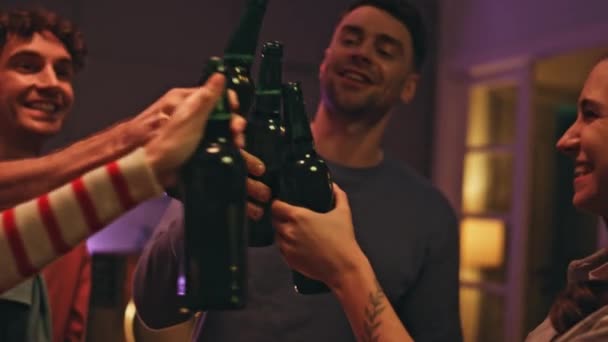 Imprezowanie Ludzi Pijących Piwo Nocy Spędzających Czas Domu Radosna Młodzież — Wideo stockowe