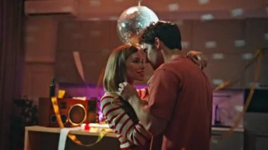 Dans eden çift, disko topunun altında şefkat gösteriyorlar. Her gece parti kapanıyor. Kadın saçlarına dokunan ve gülümseyen kadına bakan sevgi dolu bir adam. Romantik aşıklar birlikte hareket ediyorlar. Akşam buluşmasının tadını çıkarıyorlar.