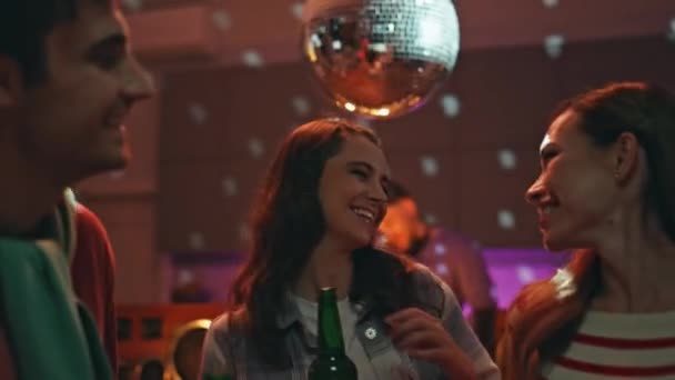 Gente Disfruta Fiesta Disco Casa Cerca Emocionados Amigos Sonrientes Bailando — Vídeos de Stock