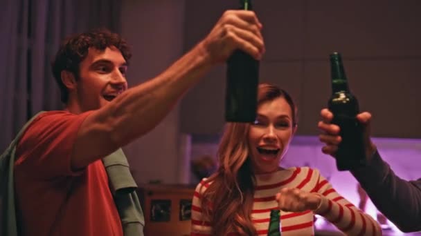 Взволнованные Приятели Звонят Пивные Бутылки Выходных Собирают Крупный План Счастливые — стоковое видео