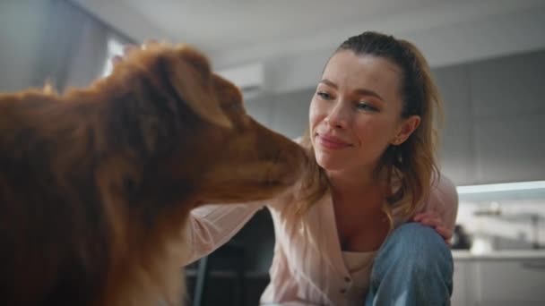 Chica Acariciando Hocico Mascota Hablando Con Animal Con Amor Casa — Vídeo de stock