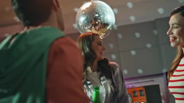 Веселые Подростки Танцующие Дома Собираются Поздним Вечером Вблизи Счастливые Молодые — стоковое видео