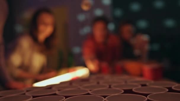 Studenci Grający Piwnego Ponga Imprezie Domowej Migającymi Światłami Szczęśliwi Młodzi — Wideo stockowe
