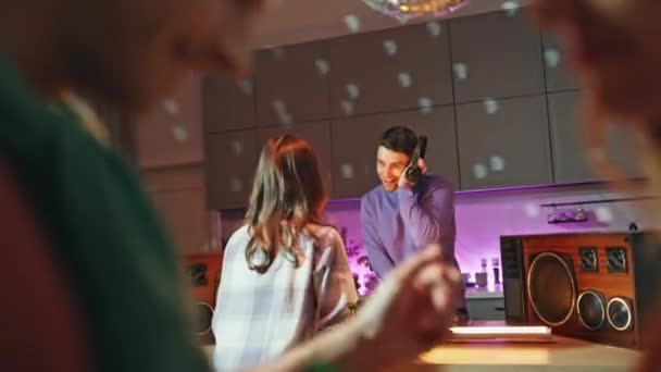 Genç Hippiler Apartmanın Işıklı Neon Toplarında Disko Partisinin Tadını Çıkarırlar — Stok video