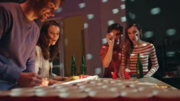 Imprezowicze Grający Piwnego Ponga Domu Oświetlali Lampki Dyskotekowe Szczęśliwy Człowiek — Wideo stockowe