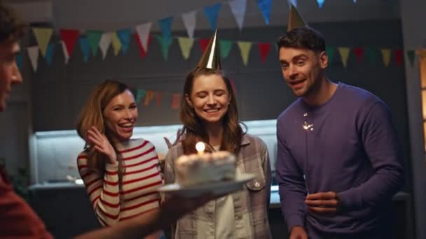 Mulher Surpreendeu Bolo Aniversário Comemorando Aniversário Com Amigos Felizes Perto — Vídeo de Stock
