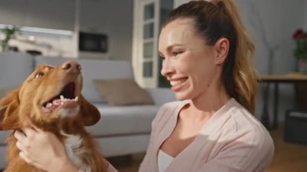Υπέροχη Οικογένεια Χαϊδεύει Σκυλάκι Στο Οικιακό Σαββατοκύριακο Κοντά Χαμογελαστή Γυναίκα — Αρχείο Βίντεο
