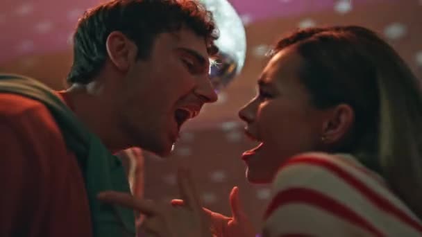 Closeup Disco Casal Dançando Juntos Sob Luzes Bola Homem Feliz — Vídeo de Stock