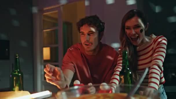 Parti Adamı Gülümseyen Arkadaşlarıyla Bira Pong Oynuyor Şakacı Mutlu Kadın — Stok video
