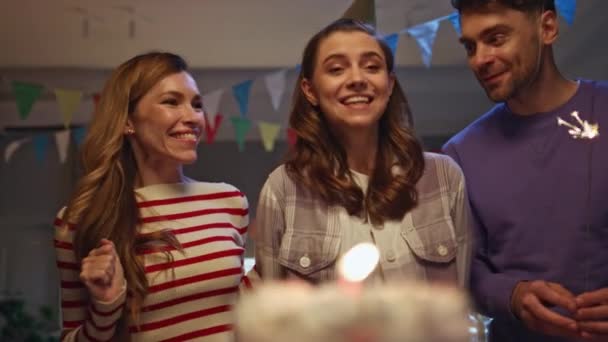 Arkadaşları Sürpriz Doğum Günü Kızı Sevimli Pastayı Yakına Getiriyor Kutlamada — Stok video