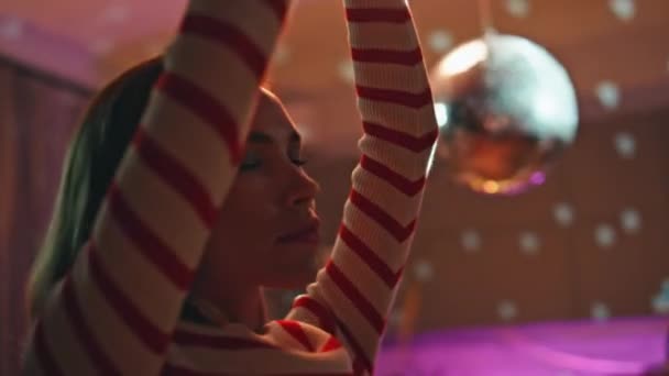 Karanlık Odada Disko Topunun Altında Dans Eden Yalnız Kadın Güzel — Stok video