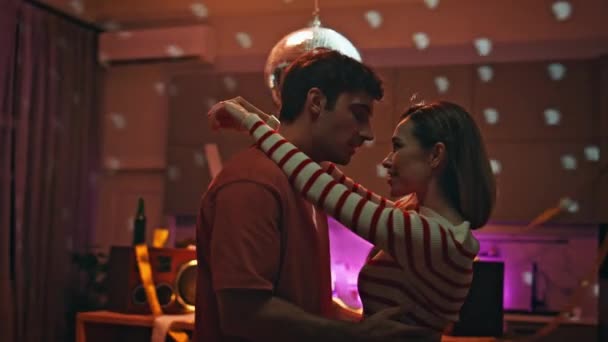 Glückliche Verliebte Tanzen Auf Einer Party Einer Leeren Wohnung Aus — Stockvideo