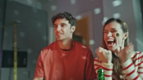 Parti Arkadaşları Gece Oyun Oynayıp Eğlenceli Oyunların Keyfini Çıkarıyorlar Evde — Stok video