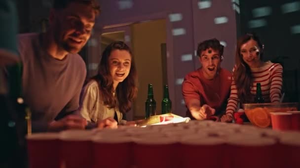 Νέοι Ανταγωνίζονται Πάρτι Παίζοντας Μπύρα Πονγκ Μαζί Από Κοντά Ενθουσιασμένος — Αρχείο Βίντεο