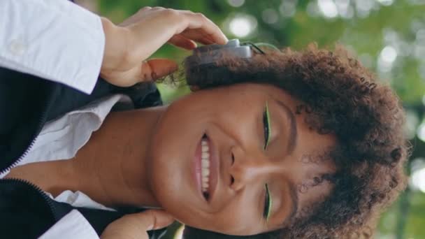 Африканський Американський Хіпстер Насолоджується Музикою Навушниках Відкритому Повітрі Крупним Планом — стокове відео