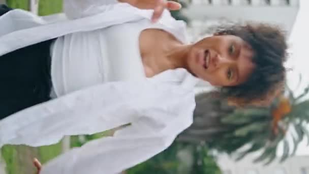 Kadın Hip Hop Sanatçısı Şehir Sokaklarında Enerjik Bir Şekilde Dans — Stok video