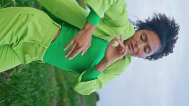 Vrouwelijke Choreograaf Danst Buiten Bewolkt Veld Afro Amerikaanse Geïnspireerde Meisje — Stockvideo