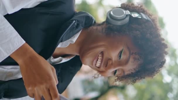 Radosna Pani Słuchająca Muzyki Przez Bezprzewodowe Słuchawki Trzymające Telefon Komórkowy — Wideo stockowe