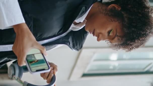 Ontspannen Afro Amerikaanse Vrouw Met Een Draadloze Koptelefoon Straat Zelfverzekerd — Stockvideo