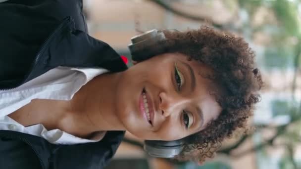 Afro Amerikalı Kadın Şehir Caddesinde Kablosuz Kulaklıkla Şarkı Söylemekten Hoşlanıyor — Stok video
