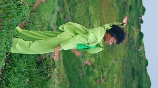 Moderní Styl Tanečnice Pohybující Tělo Profesionálně Večerní Zelené Louce Afroameričanka — Stock video