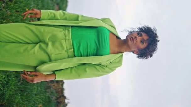 Droevige Afro Amerikaanse Vrouw Loopt Bewolkt Groen Veld Helder Pak — Stockvideo